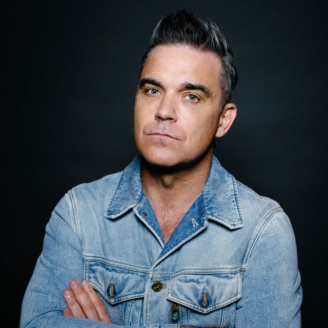 ID2257_Robbie Williams_by Leo Baron_Farrell Music.jpg