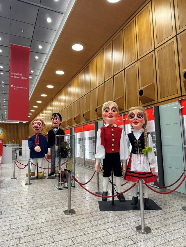 Ausstellung Hänneschen Puppen in der Kassenhalle der Kreissparkasse Köln Foto KSK.jpg